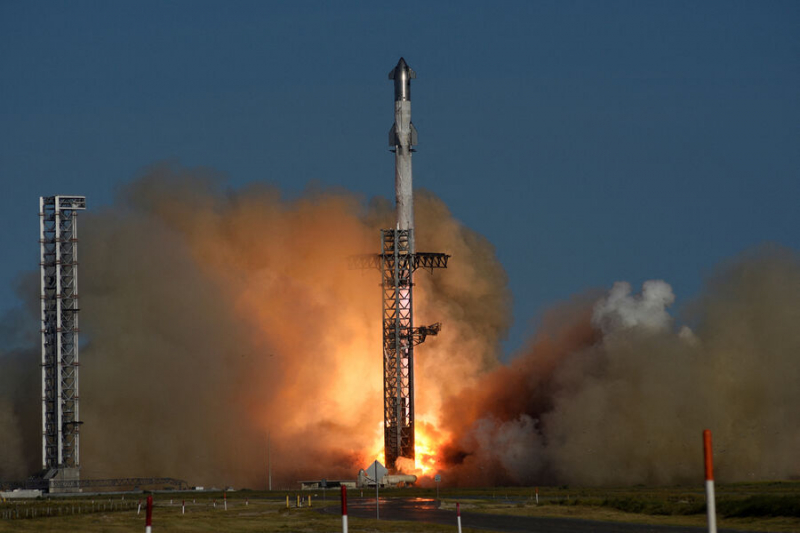 Корабль SpaceX Starship смог запустить двигатель в космосе и приблизился к Луне