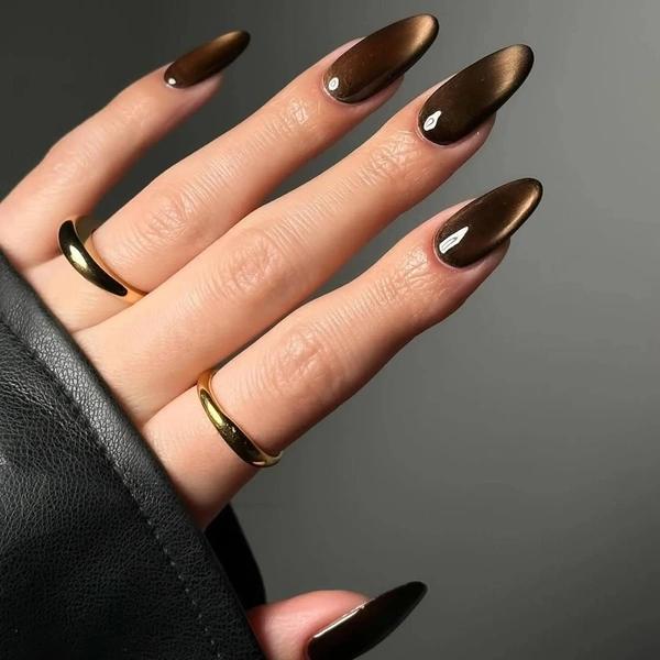 Diet Coke nails: мрачный шик, который стал трендом весны-2026