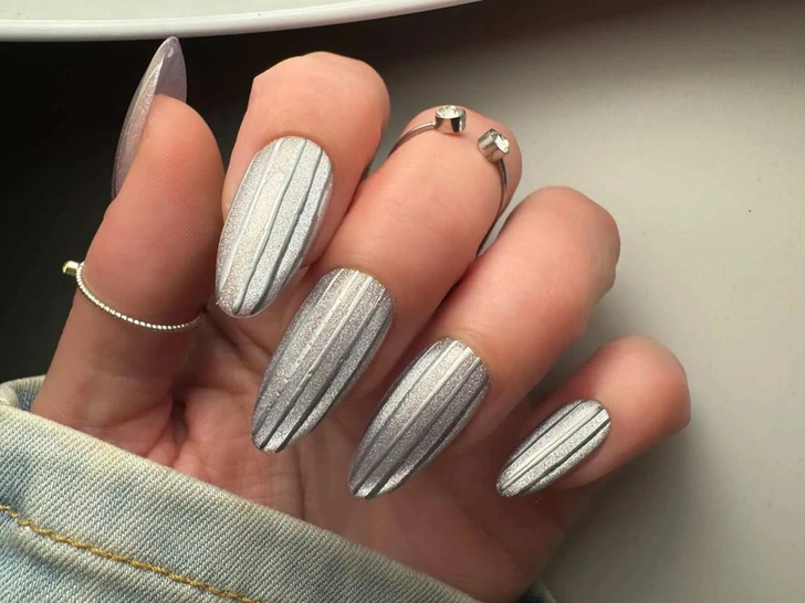 Как стекло: повторяем новый тренд маникюра ribbed-glass nails