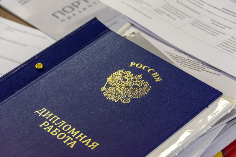 Не "облегчение участи", а повышение планки. Первый российский вуз отказался от дипломных работ из-за ИИ