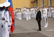 Путин принимает участие в праздновании Дня ВМФ в Петербурге. Онлайн-трансляция