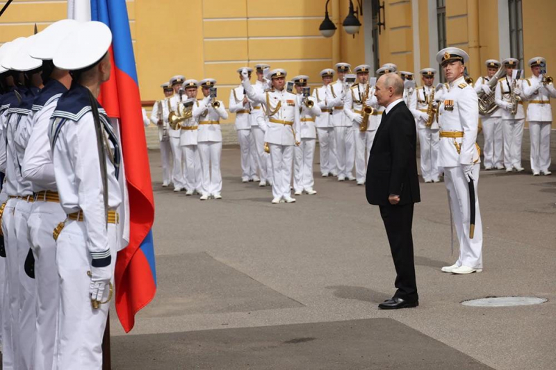 Путин принимает участие в праздновании Дня ВМФ в Петербурге. Онлайн-трансляция
