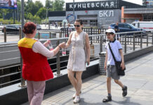 В Москве из-за жары бесплатно раздают воду: На каких вокзалах и станциях метро ее можно получить