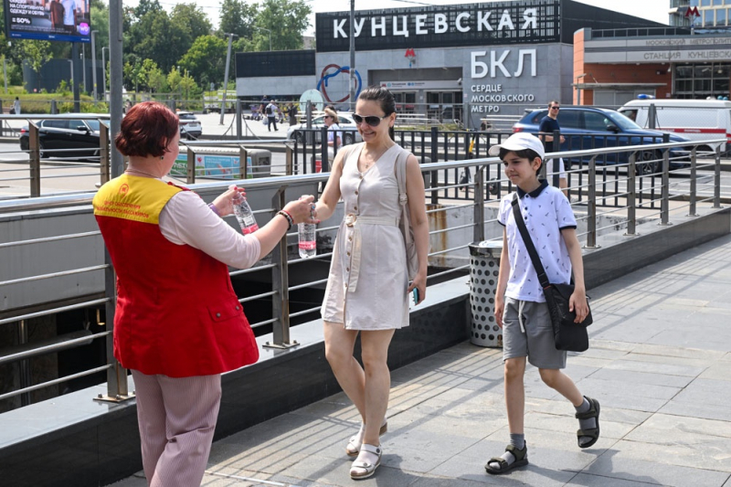 В Москве из-за жары бесплатно раздают воду: На каких вокзалах и станциях метро ее можно получить