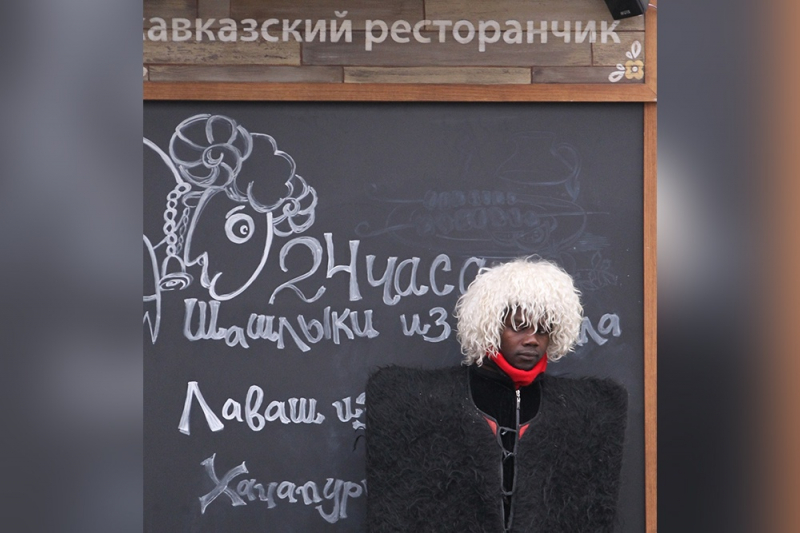 Дворники из Сенегала: Кем и как работают мигранты из дальних стран в российских регионах