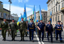Прыжки с парашютом и полевая кухня: В Петербурге отмечают День ВДВ