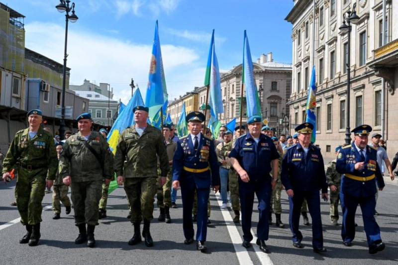 Прыжки с парашютом и полевая кухня: В Петербурге отмечают День ВДВ