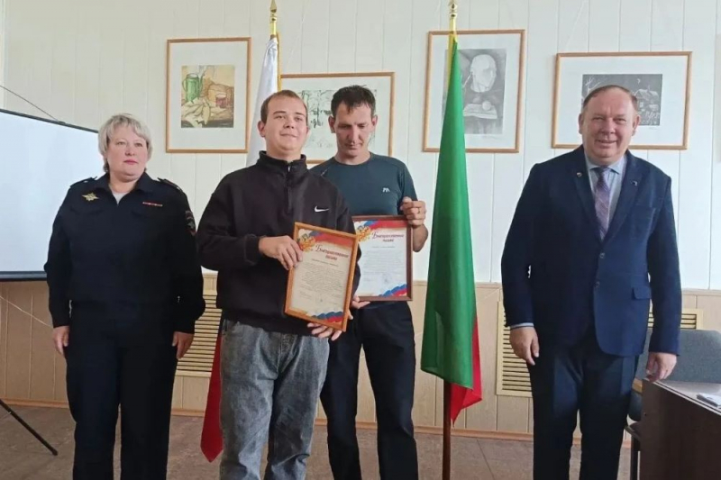 В Забайкалье наградили мужчин за спасение утопающего ребенка