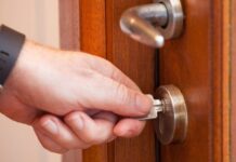 Ключ не поворачивается: почему не открывается замок и что делать?