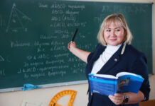 Обстрелы, угрозы, перебои со связью и электричеством. Как педагог из Бурятии наладила учебный процесс в прифронтовой школе в Токмаке