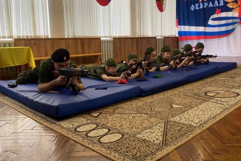 "Один день из жизни армии": Учитель проводит необычные мероприятия для херсонских детей