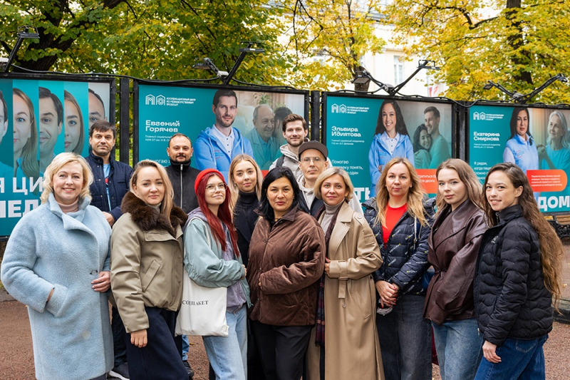 Пять лет поддержки: В Москве открылась фотовыставка о работе социальных координаторов в больницах